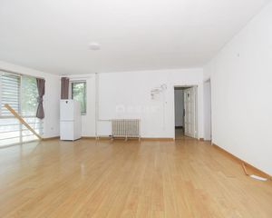 一层复式大4居,南北东三面采光,舒适度高,位置安静,只有契税