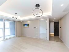 次卧带10平方露台 轻轨旁! 开发商统装 空调 地暖 新风