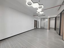 万达商圈 恒凯中心150平 东南3隔间 精装修 可拎包入住!