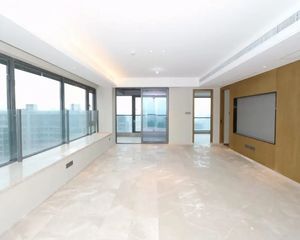 东边套顶跃,5室5卫,私家大露台,配置3个车位,满二年