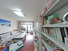 地铁口,中间楼层,户型方正,满五v一税费少,诚意出售。