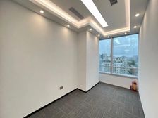 东莞地标国贸442平,特价出租,带家私!楼层双面采光