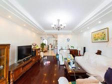 主卧朝南,繁华地段,采光充足,房型正气