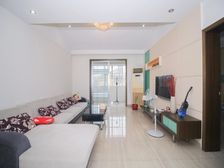 飞机户型大三房 精装修大阁楼 房东怒降50W诚意 看房方便