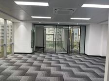 恒建恒鑫大厦旁 精装138方 独立空调带家具 现场招租