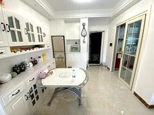 地铁700米 精装修开放式厨房,小区南面银湖公园