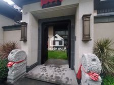 江景别墅前后花园 送八个车位两层地下室实用一千平