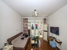 中间位置,楼层好,小区中间位置两房,户型方正。