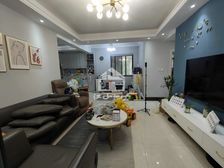 吉维尼鲜花小镇,房子采光好