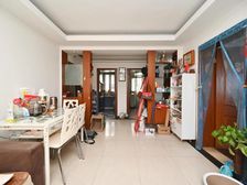 厅朝南!南北通透,近大融城,交通生活便利,小区环境好