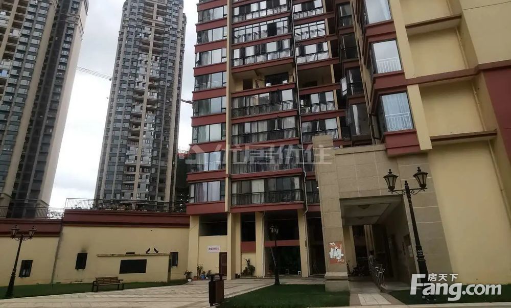 恒大花园洋房三室两厅两卫8楼i