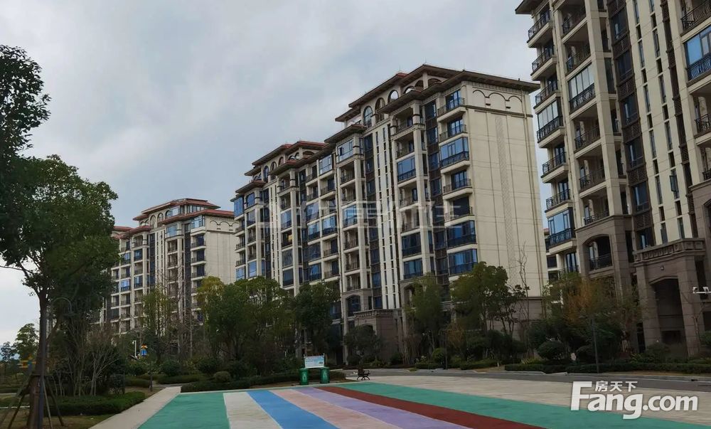 远大美域三期看观山湖公园房开精装三房定制家具产权满两年