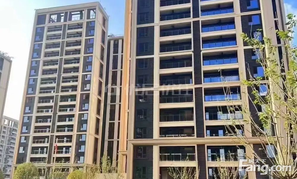 远大美域三期看观山湖公园房开精装三房定制家具产权满两年