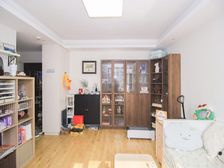 二期房龄2012年的,精装三年,可拎包入住,落地窗,得房高