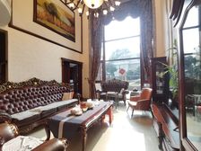 装修保持非常好的豪装独栋别墅,带多个大露台,带电梯。