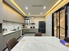 龙湖次新别墅小区,房子降价销售,装修保持很好,小区中庭位置