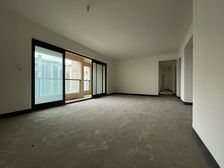 小高层大户型,朝中庭带装修评分高,有车位,看房方便