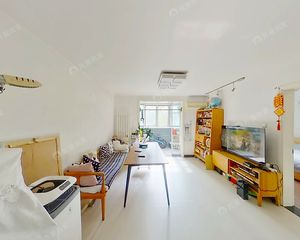 此房满五年家庭,格局方正,楼层好,视野宽