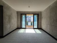 轻轨边正四房,小区环境好。安静不吵