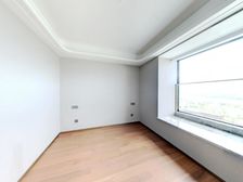 洋房次顶楼一线江景大平层,视线开阔,楼层好采光.