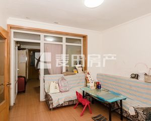 2层,两卧室朝南,小区中间位置,出入方便,满5年商品房