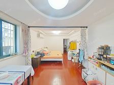 超大客厅边套全明带窗,送入户4平花园十多平,交通出行方便.