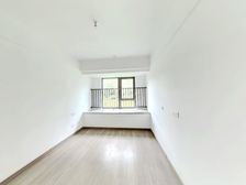 经典四房,房东诚心出售,中庭位置。