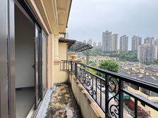 全屋实际面积可达400平米,地下室全采光,视野开阔