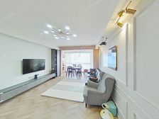 四年前50万装修,拎包入住,买一层送一层,带露台,可当三房用