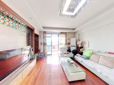 闹中取静,楼间距较其它楼幢大 白天采光不影响