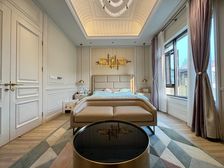 内圈豪华装修端头别墅,法式风格,带150平米花园,带电梯。