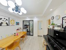 房子位于小区中间位置,采光视野都十分好,户型也很正气