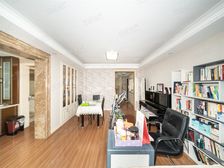 电梯房大三房,主卧朝南,环境优美,精装修,诚意出售