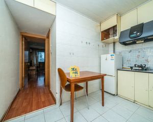 西湖银泰隔壁 杭附所属 地铁口边上 地段繁华