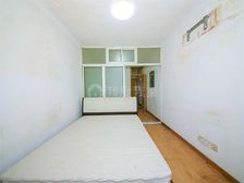 二楼带露台,中间套一室半,有钥匙看房方便,诚意出售