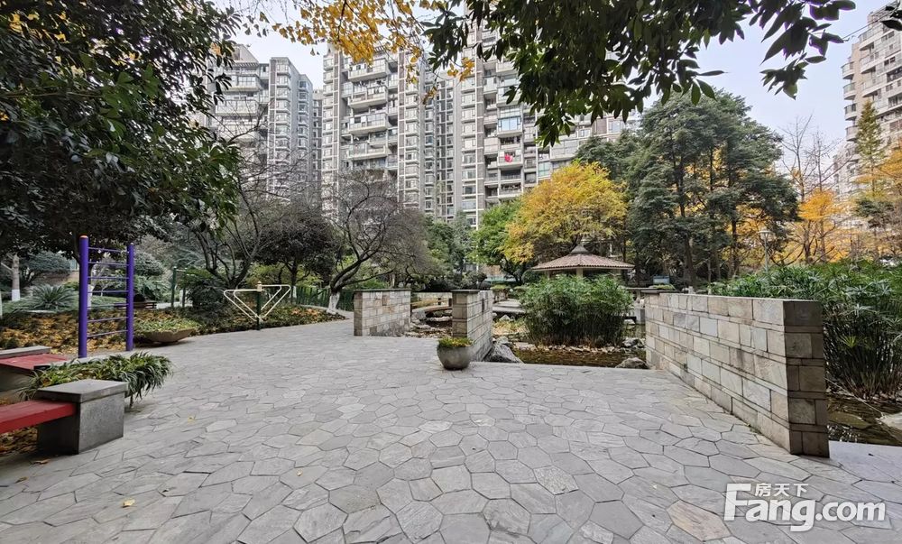 蓝光圣菲town城面积6934㎡售价920万