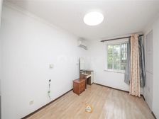 电梯大一房精装修,业主自住装。