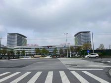 东妇幼儿童医院门口 沿街商铺纯一楼 4.5米挑高 双门面