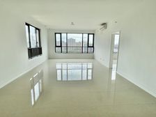 湖畔天下(开发商一手保留)统一装修三房,景观排,看房方便