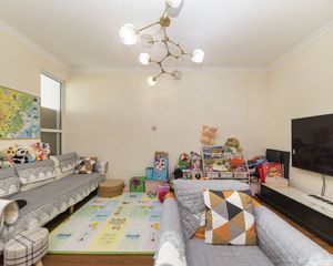 房子明亮通透,位于中间层 户型方正 居住舒适