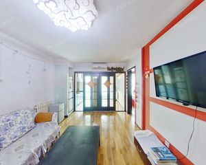 下楼就是地铁 1号线梨园 时尚街区东区 南向两居 看房方便