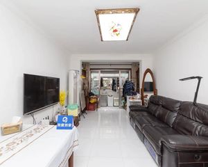 枣庄路118弄,新上,飞机户型三房,精装修,带大花园