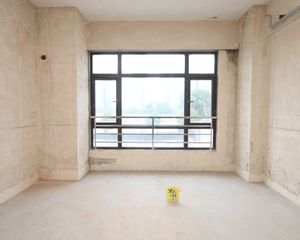 自由港纯毛坯公寓房东诚心出售 看房方便