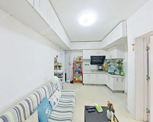 四环内,低总价两居,临地铁采光好,已改造有钥匙