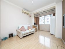 错层一梯两户,花园安静位置,拎包入住,附带固定车位,全明户型