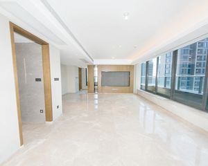 顶跃大复式,面朝游泳池,5房4卫大户型,满二送车位,价格好谈