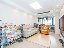 真西新村,户型五年出一套,全屋定制装修,诚意出售。