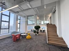 南站旁,网红园区,层高5米,精装修带家具,采光佳,,