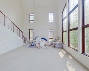 钥匙房,邻水系观景独栋别墅,前二后三户型.视野开阔.楼距大。