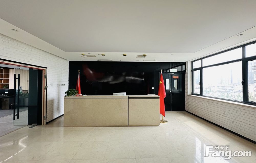 恒泰大厦写字楼出租·办公室租赁红色丨三面采光丨独立整层丨地铁方便